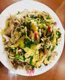 Gà xé trộn hành tây