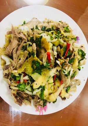 Hình của món Gà xé trộn hành tây.