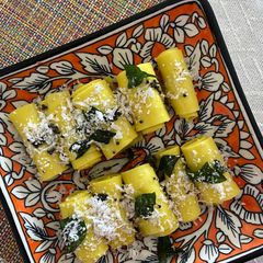 A picture of Khandvi.