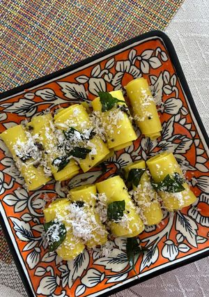 A picture of Khandvi.