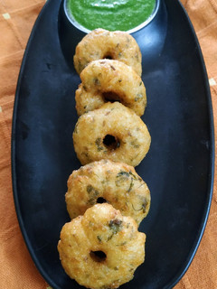 राइस मेदू वड़ा(rice medu vada recipe in hindi) रेसिपी मुख्य फोटो