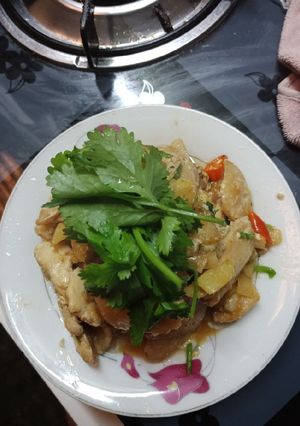 Hình của món Gà xào thơm cay.