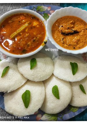 स्पोंजी जाळीदार इडली (Spongy Idli Recipe In Marathi) रेसिपी चे मुख्य फोटो