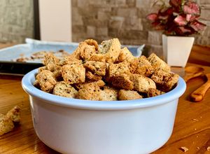 Foto resep Garlic Croutons - Roti gurih dan renyah topping salad/soup!