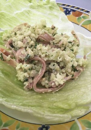 Una foto de Ensalada coliflor y jamón