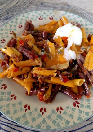 Una foto de Macarrones de zanahoria con verduras, sobrasada y huevo poché
