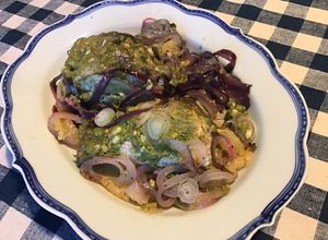 Une photo de Barracuda en papillote au pesto de cresson,oignon rouge et citron confit