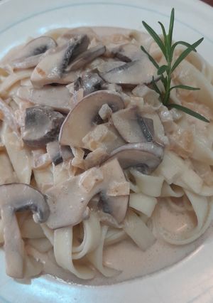 Una foto de Fideos con crema y hongos 🍄‍🟫