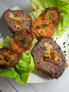 Una foto de Entraña rellena con jamón, queso, aceitunas y morrón