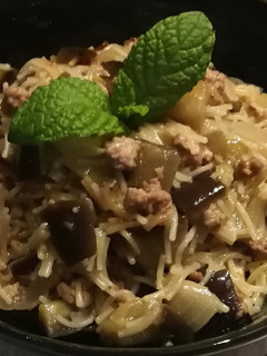 Una foto de Berenjenas con carne picada y fideos a la menta