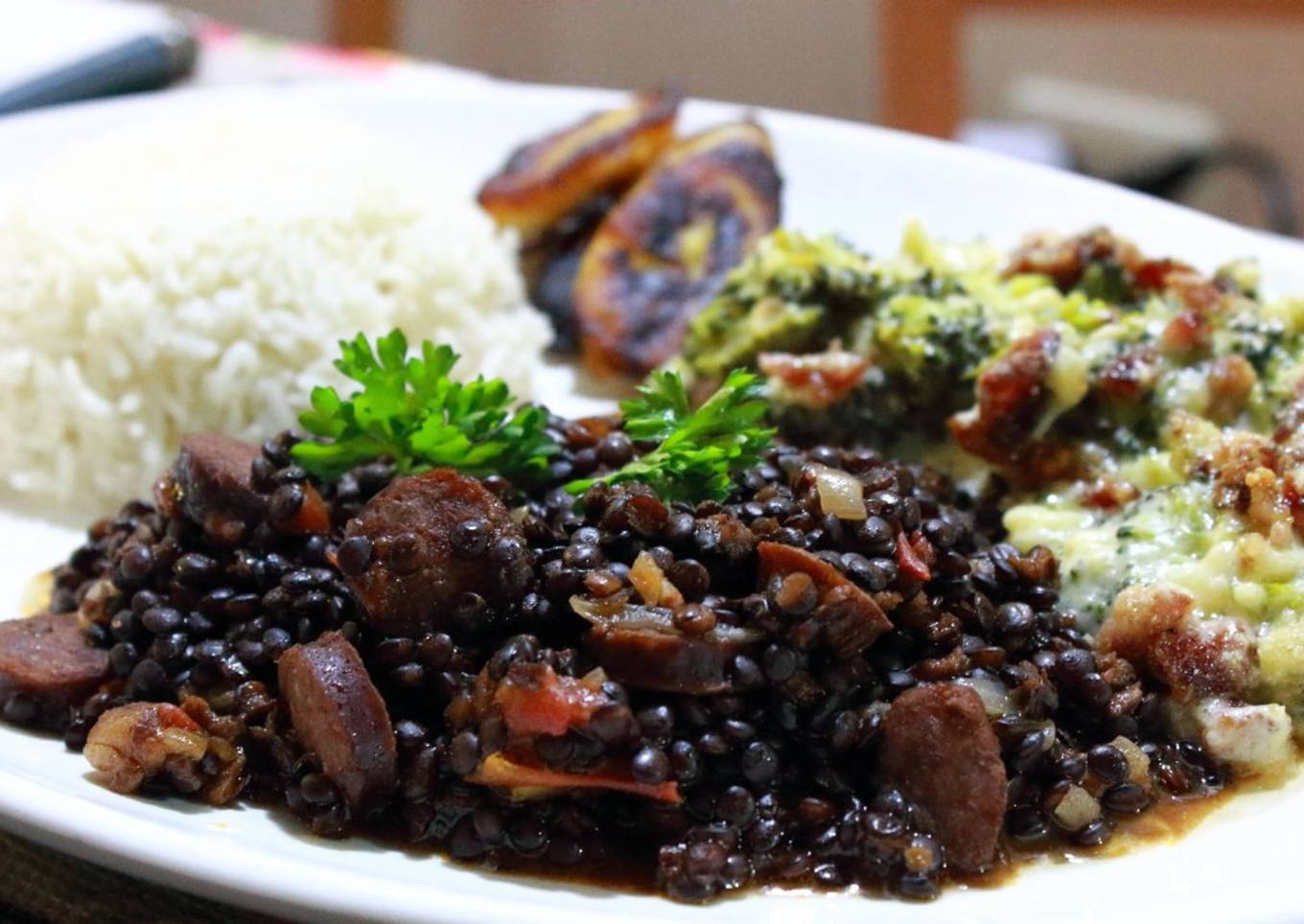 Lenteja caviar con chorizo y tocineta