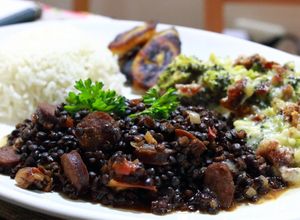 Una foto de Lenteja caviar con chorizo y tocineta