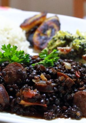 Una foto de Lenteja caviar con chorizo y tocineta