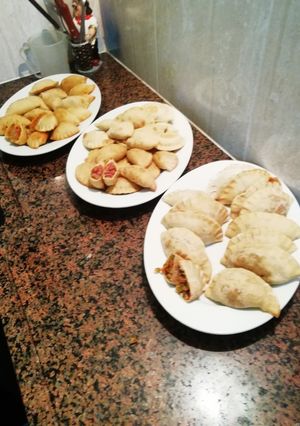 Una foto de Empanadas de carne, vegetales y atún