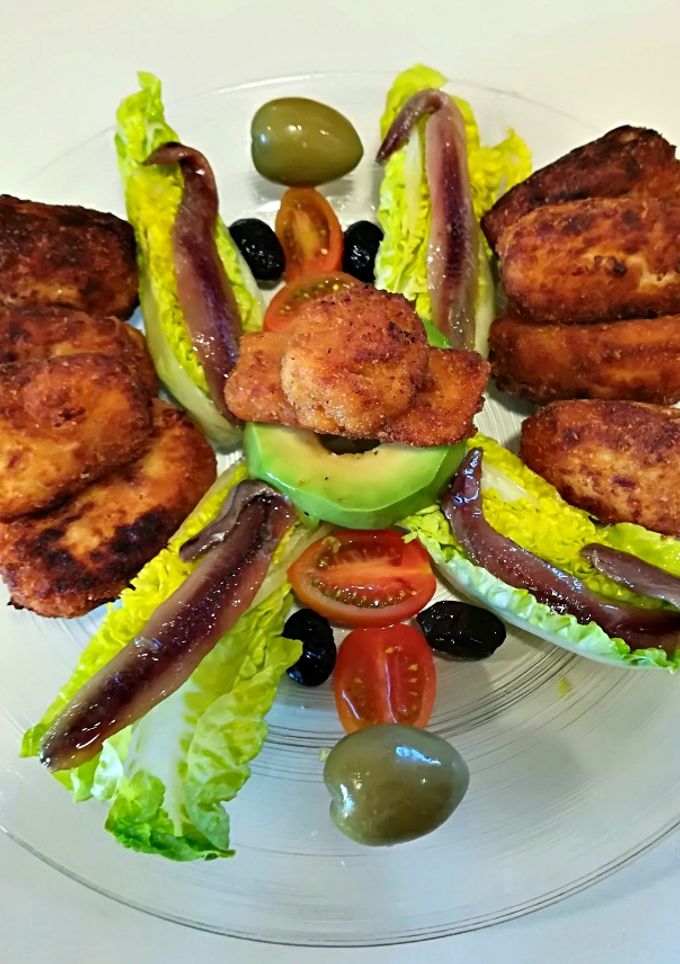 Una foto de Croquetas de jamón serrano y huevo frito