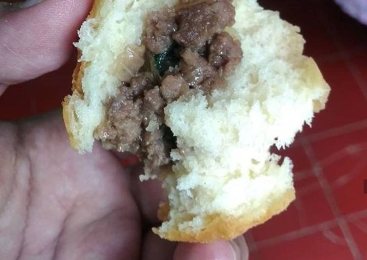 Roti goreng isi daging teriyaki