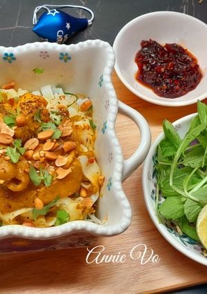 A picture of Quang-Style Chicken Noodles (Mi Quang Ga).