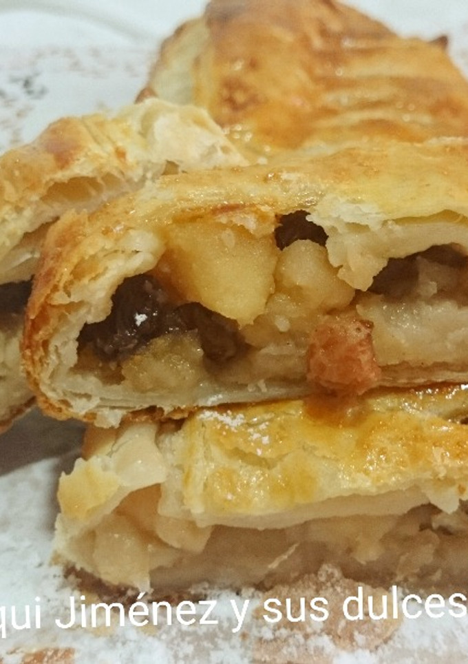 Una foto de Hojaldre relleno de manzana y pasas
