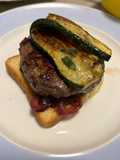 Hamburger tipo kofta semplificato con cipolla caramellata e zucchine