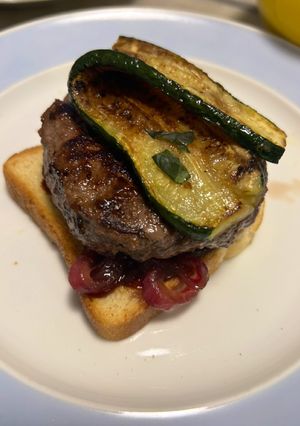 Foto di Hamburger tipo kofta semplificato con cipolla caramellata e zucchine