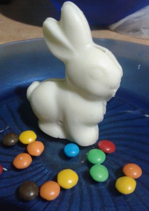 Una foto de Conejito de chocolate relleno de rocklers 🐇🍫🍫