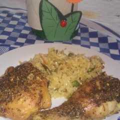 Una foto de Pollo al horno con arroz jardinera🍚🍗