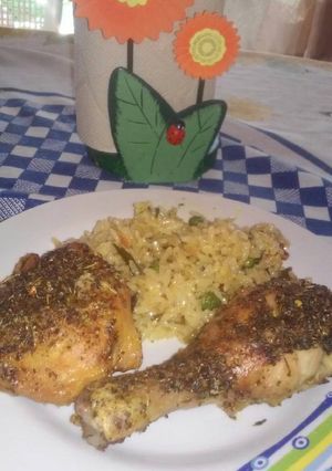 Una foto de Pollo al horno con arroz jardinera🍚🍗