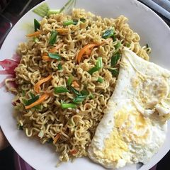A picture of Noodles and fried egg.
