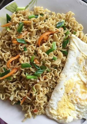 A picture of Noodles and fried egg.