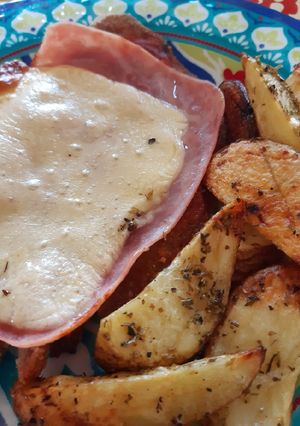 Una foto de Milanesas a la napolitana Express con papas rústicas