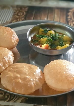 पूरी (Puri recipe in Hindi) रेसिपी मुख्य फोटो
