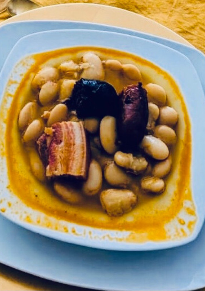 Una foto de Fabada Asturiana