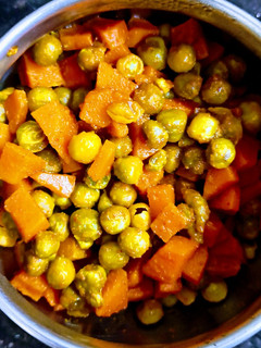 मटर गाजर की सब्जी(matar gajar ki sabzi recipe in hindi) रेसिपी मुख्य फोटो