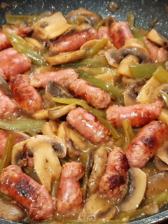 Una foto de Salchichas de pollo con champiñones y pimientos verdes