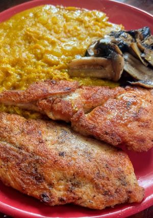 Una foto de Pepián de choclo y filete de pollo apanado con quinua