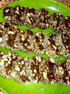 खजूर बर्फी (khajur barfi recipe in marathi) रेसिपी चे मुख्य फोटो