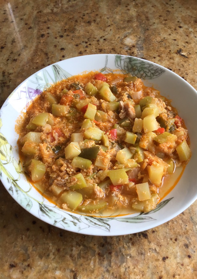 Una foto de Pisto con huevos y bonito
