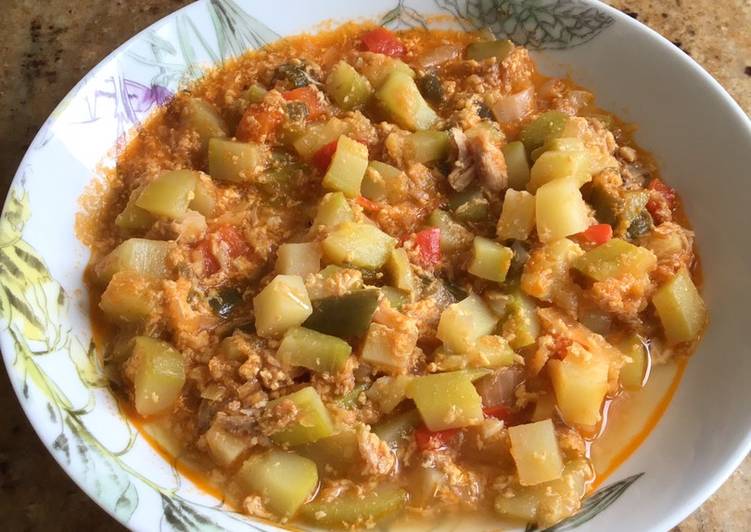 Pisto con huevos y bonito