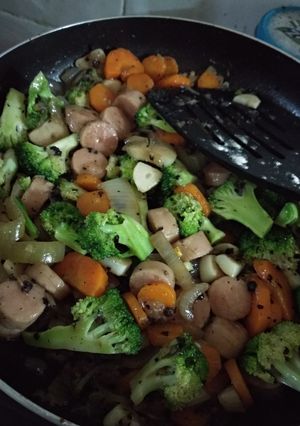 Foto resep Tumis Brokoli Wortel Sosis Lada Hitam