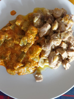 Una foto de Solomillo al ajillo con verduras esparragadas