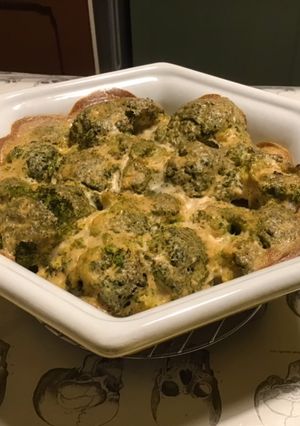 Une photo de Brocolis sauce crémeuse au bouillon de crevettes et cresson
