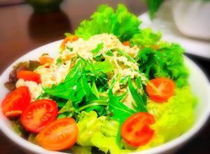 Una foto de Ensalada de POTESALA ñame malanga y mizuna Japonés SATOIMO TOMIZUNA NOPOTETOSALADA🇺🇾🇯🇵里芋と水菜のポテトサラダ