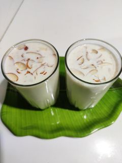 બદામ મિલ્ક શેક (Badam Milk Shake Recipe In Gujarati) રેસીપી મુખ્ય ફોટો