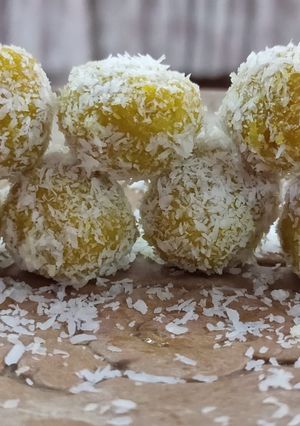 મેંગો કોકોનટ લાડુ(mango coconut laddu in Gujarati recipe) રેસીપી મુખ્ય ફોટો