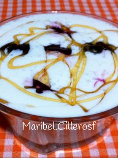 Una foto de Crema de requesón con cerezas y miel