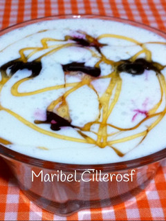 Una foto de Crema de requesón con cerezas y miel