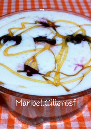 Foto principal de Crema de requesón con cerezas y miel