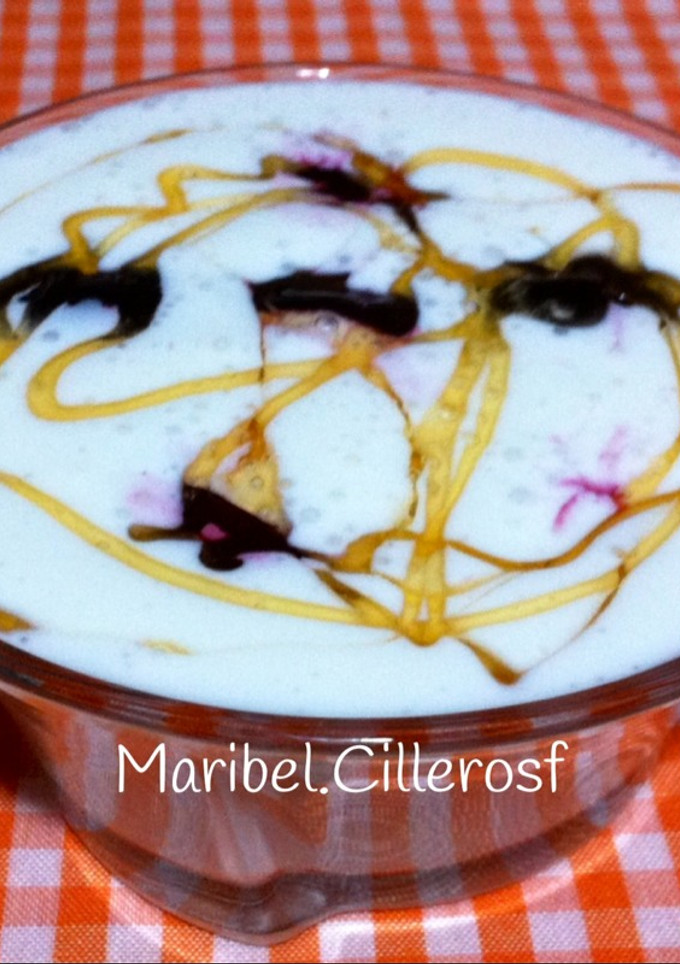 Una foto de Crema de requesón con cerezas y miel