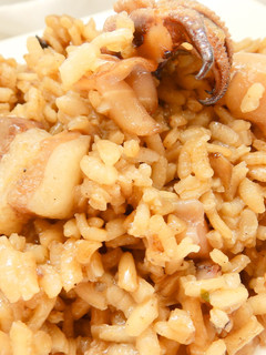 Una foto de Risotto de sepia y panceta magra