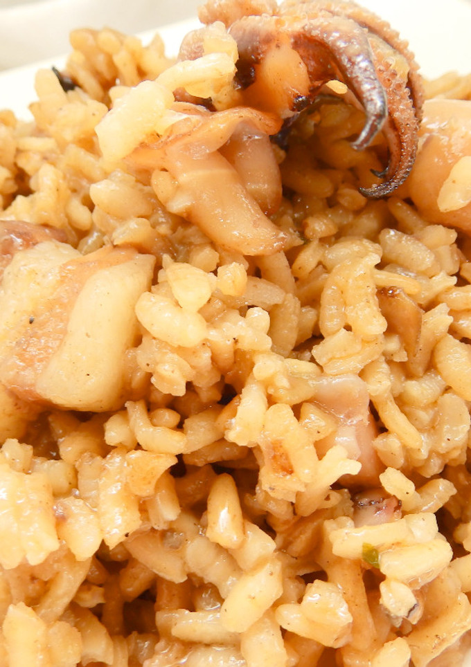 Una foto de Risotto de sepia y panceta magra
